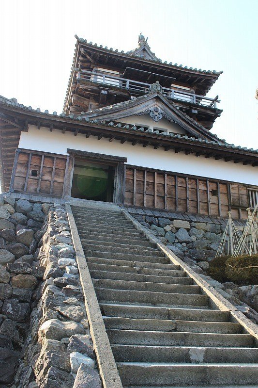 平山城の特徴であろう、天守閣へ至る石段はとても急傾斜だ
