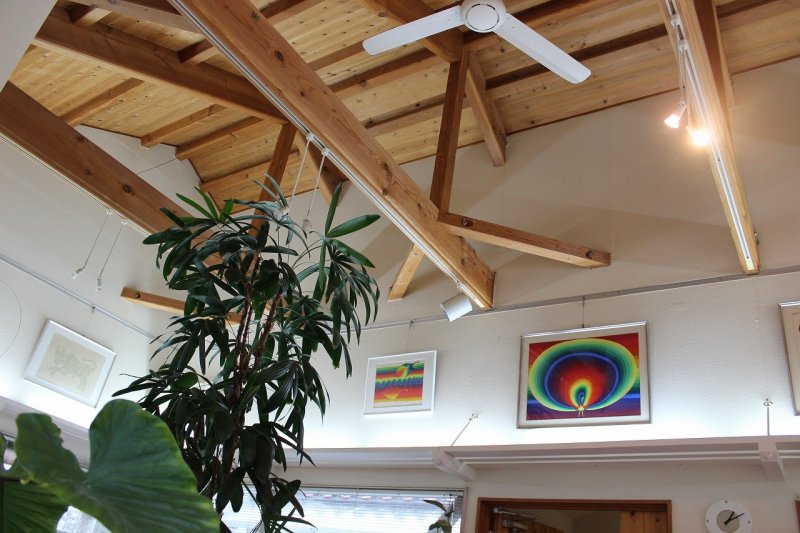 カフェ客室の天井はウッディーで高く開放的だ