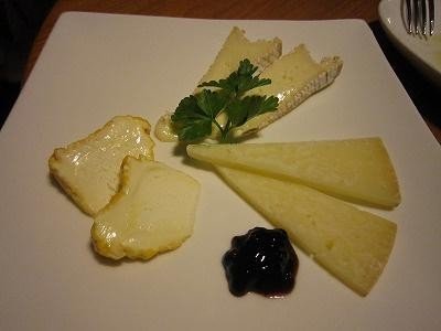チーズの盛り合わせ。どれもとてもよく熟成管理されていて、ベストのタイミングで供されます